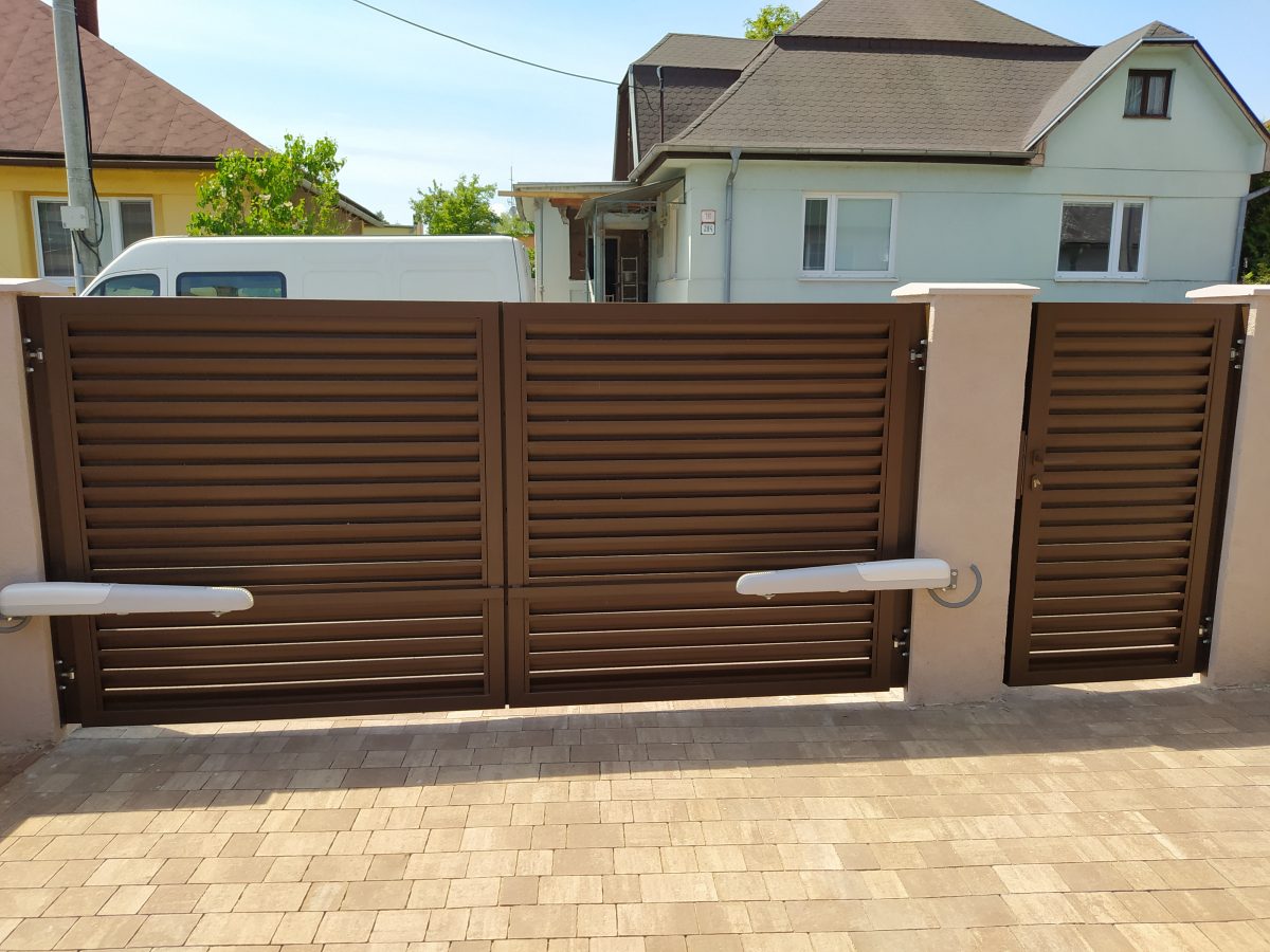 Double-leaf gate – Košice Krásna | Sliding gates and fences | VISIO