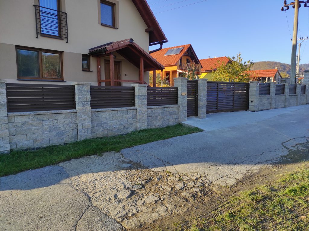 Posuvná samonosná brána s bráničkou a plotovými dielcami