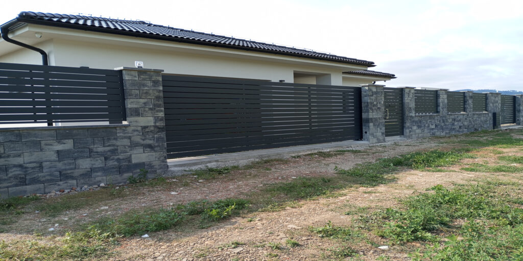 The project included a rail gate, cantilever gate, pedestrian gate and fencing, all elements designed to meet modern requirements for comfort and security.