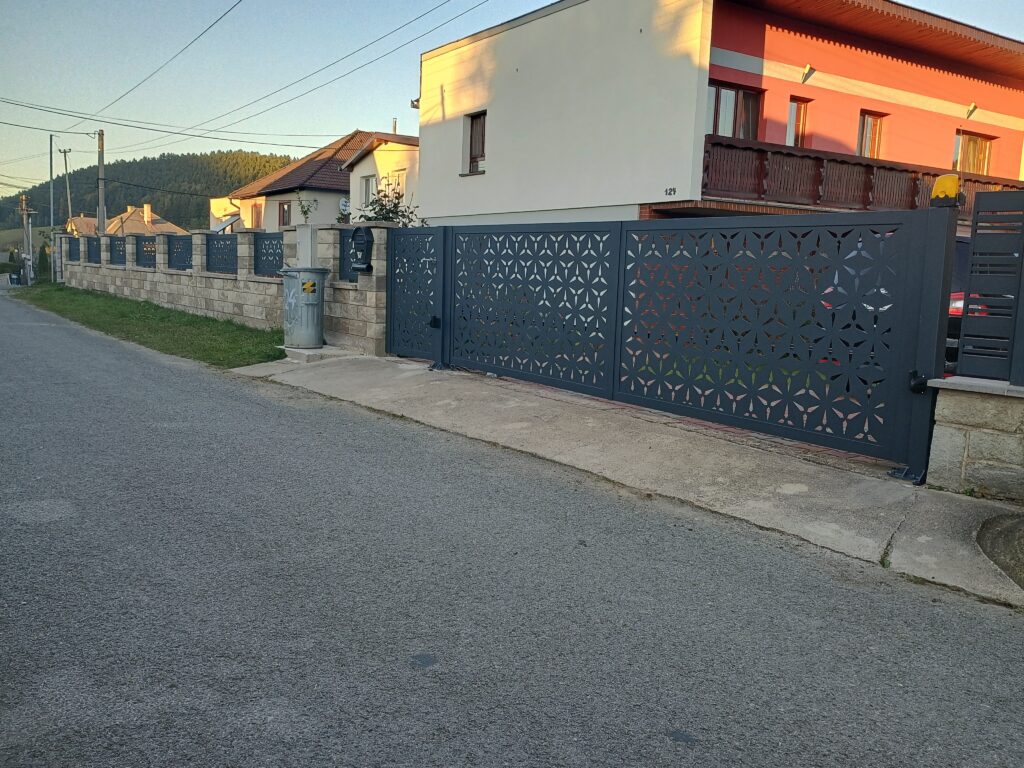 We completed a premium project involving a double-leaf gate with a pedestrian gate and front fencing in the village of Široké.